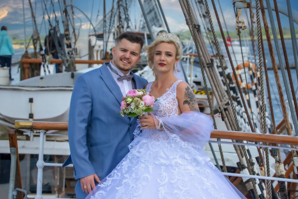Heiraten in Stralsund, Hochzeit auf der Gorch Fock 1 im Stralsunder Hafen, ehemaliges Segelschulschiff, Hochzeitsfotografie Stralsund