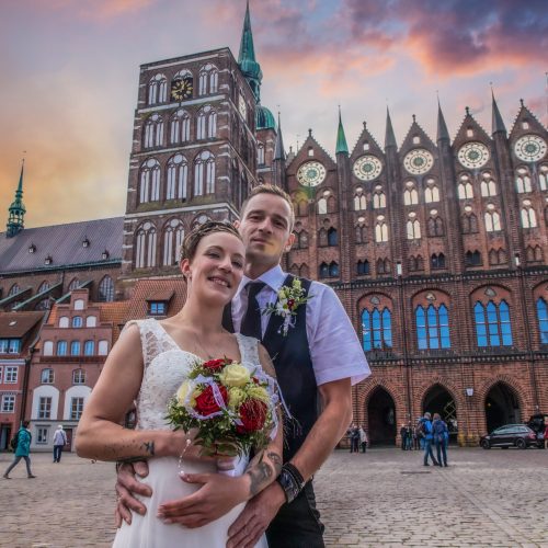 Brautpaar auf dem Alten Markt vor dem Rathaus