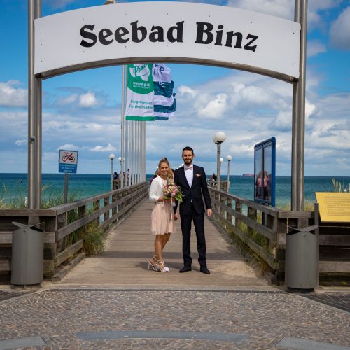 Brautpaar vor der Seebrücke