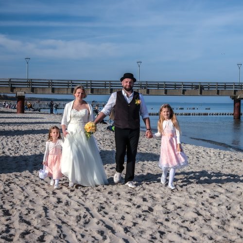 Heiraten im Kurhaus Zingst mit Meerblick, Hochzeitsfotograf Zingst Hochzeitsshooting am Strand der Ostsee Fischland-Darß mit Brautpaar