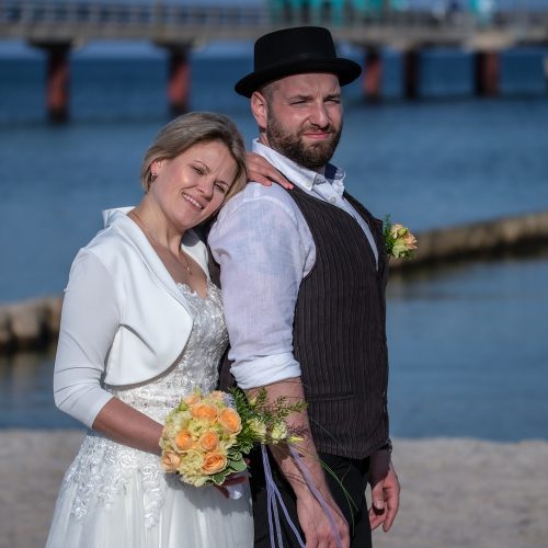 Heiraten im Kurhaus Zingst mit Meerblick, Hochzeitsfotograf Zingst Hochzeitsshooting am Strand der Ostsee mit Brautpaar
