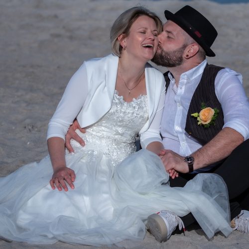 Heiraten im Kurhaus Zingst mit Meerblick, Hochzeitsfotograf Zingst Hochzeitsshooting am Strand mit Brautpaar