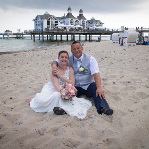 Brautpaar sitzend am Strand